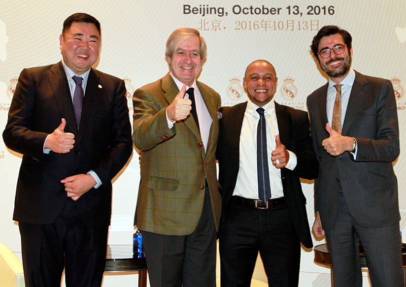 De izquierda a derecha: Wu Youwen, CEO del Real Madrid para Asia-Pacífico; Manuel Valencia, embajador de España en China; Roberto Carlos, embajador del Real Madrid para Asia-Pacífico y Andrés Montaner, responsable de campus y clínicas. (Foto: YAC)