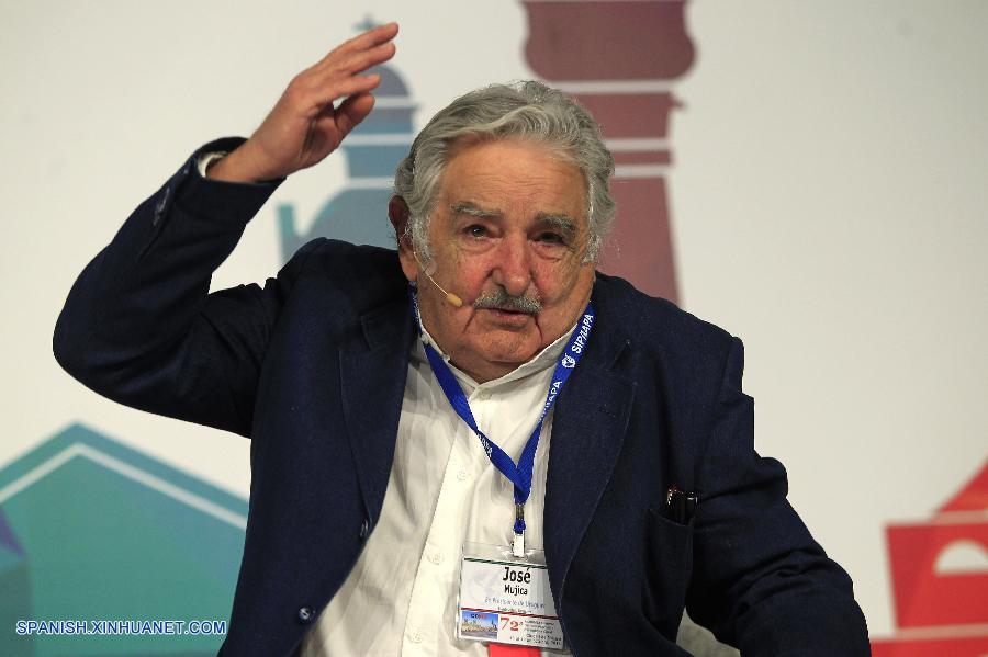 Expresidente Mujica dice que política debe ser "un elemento de la sociedad para ser felices"