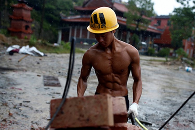 Trabajador de la construcción se convierte en celebridad de internet gracias a sus abdominales