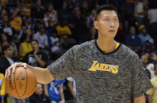 Lakers aceptan la petición de renuncia del jugador chino Yi Jianlian