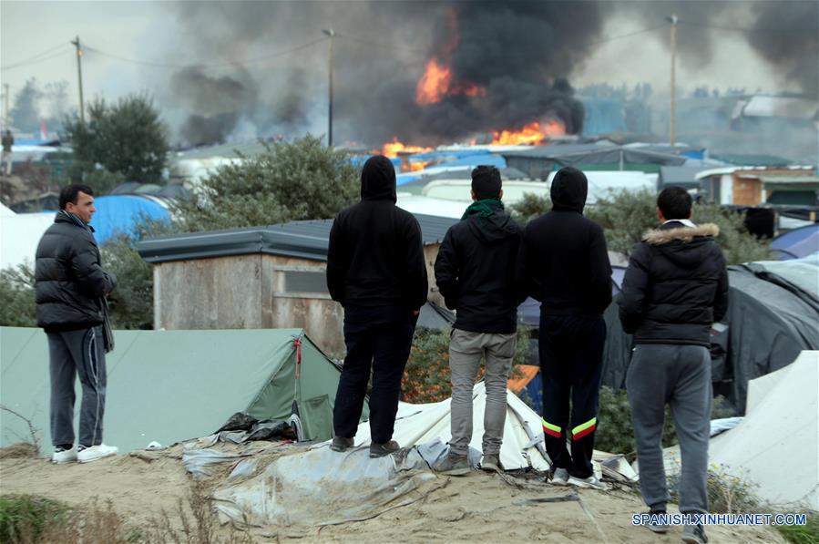 "Cumplida", operación para desalojar campamento de migrantes en Calais