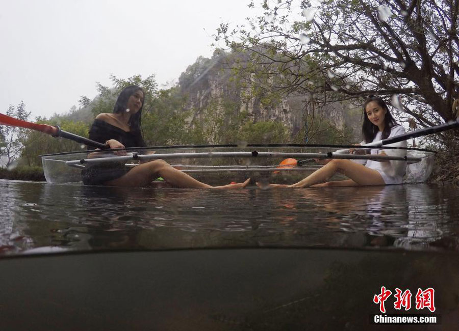Turistas reman en botes transparentes en Hunan