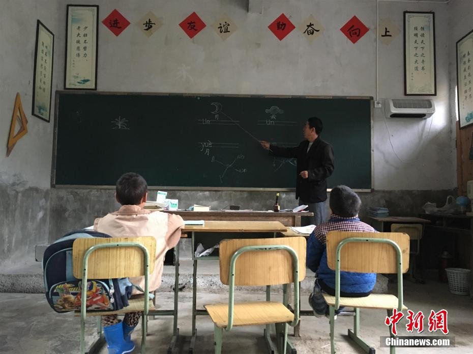 Un maestro enseña en una escuela de montaña durante 35 años