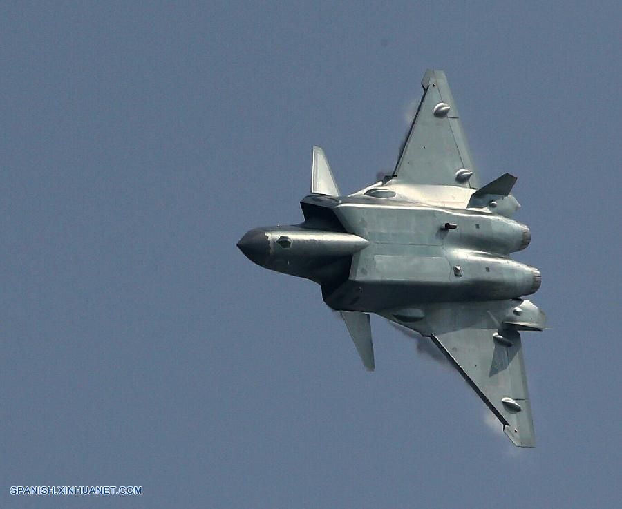 China muestra caza J-20 en exposición aérea