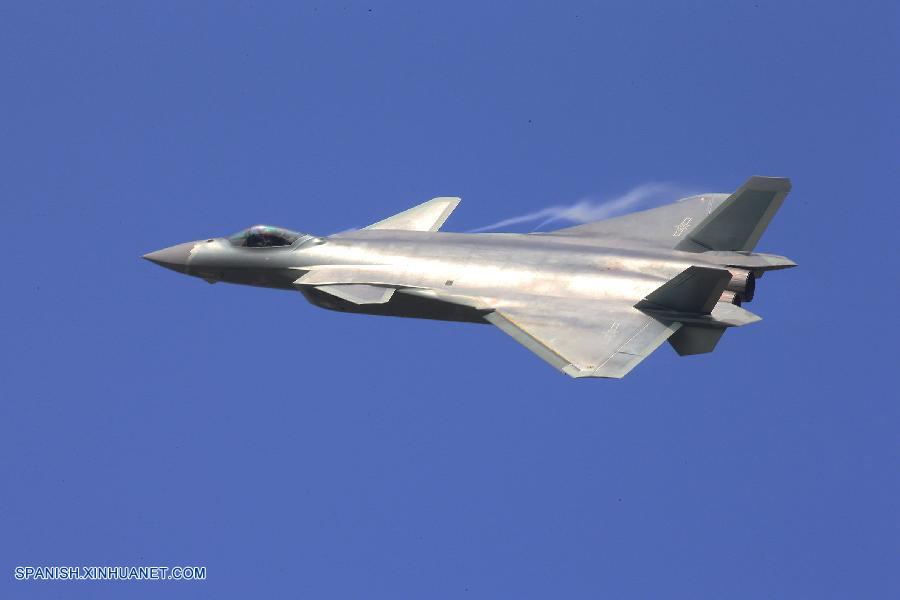 China muestra caza J-20 en exposición aérea