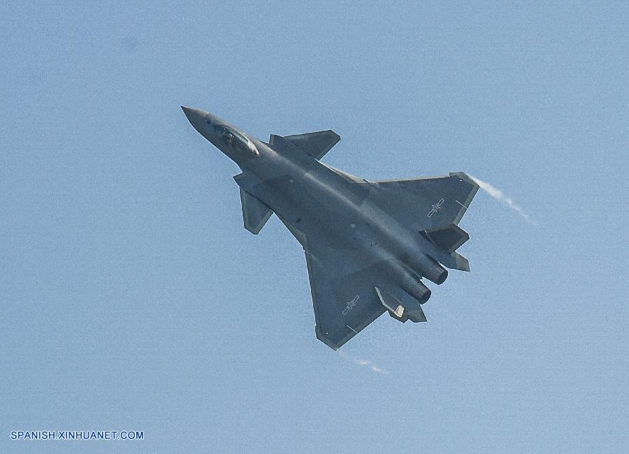 China muestra caza J-20 en exposición aérea