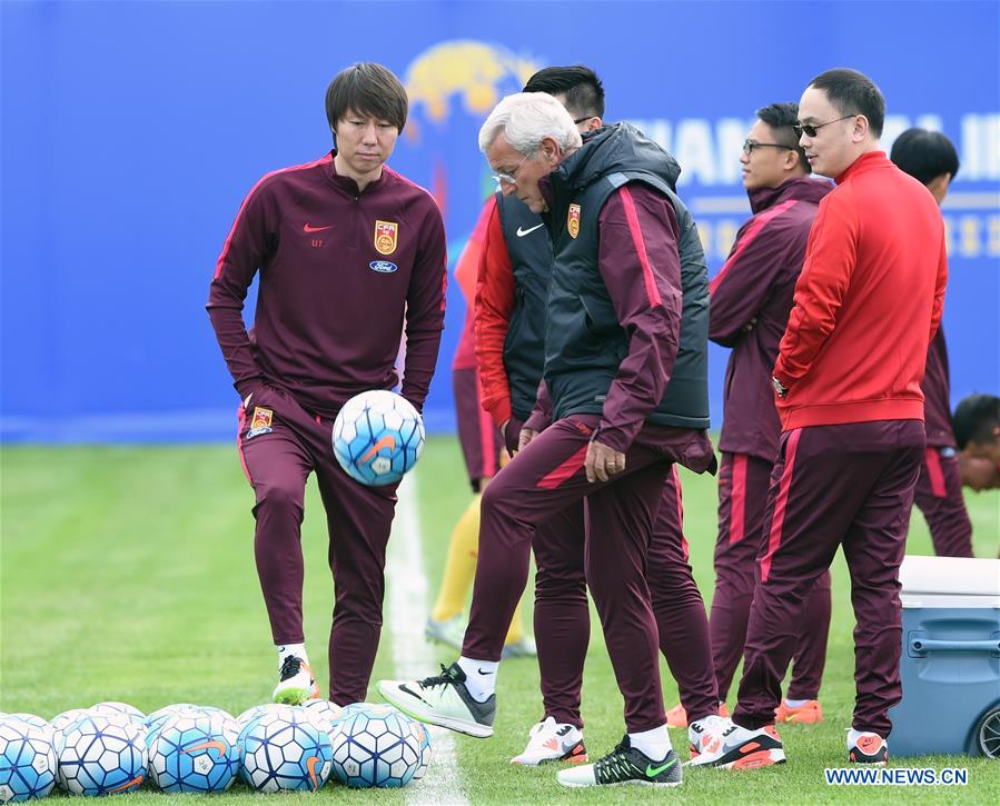 Lippi comienza los entrenamientos con la selección nacional de fútbol de China en Kunming