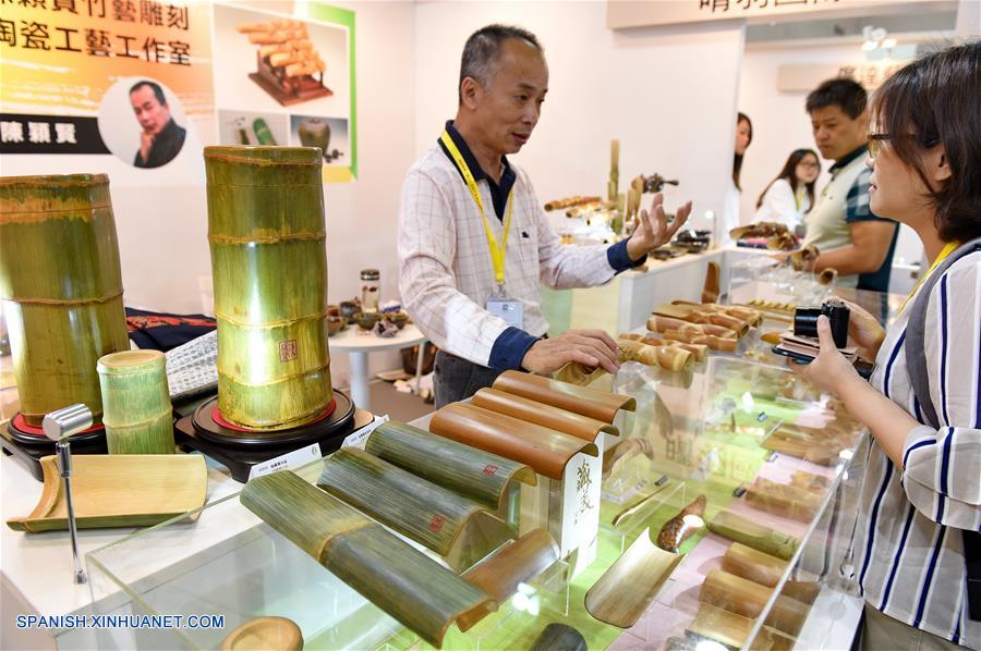 XIAMEN, noviembre 4, 2016 (Xinhua) -- Un expositor de Taiwan de China presenta artesanías de bambú en la 9 Feria de Industrias Culturales A Través del Estrecho de Xiamen, llevada a cabo en Xiamen, provincia de Fujian, en el sureste de China, el 4 de noviembre de 2016. (Xinhua/Lin Shanchuan)