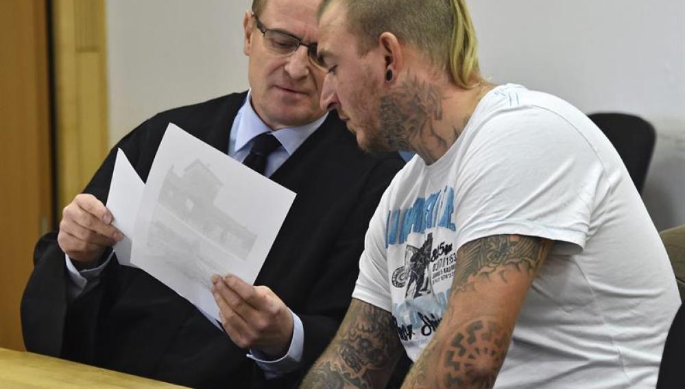 Condenado a prisión un político alemán por un tatuaje de Auschwitz