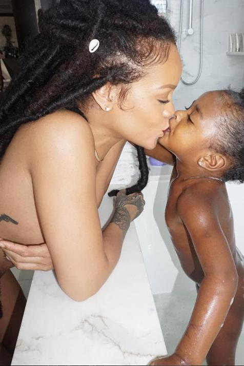 Rihanna publica una foto desnuda junto a su sobrina