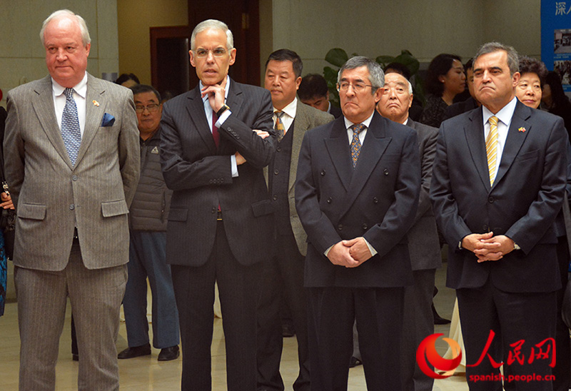 En la ceremonia de inauguración estuvieron presentes el Sr. Jorge Heine, embajador de Chile; Sr. Julián Ventura, embajador de México; Sr. Juan Carlos Capuñay, embajador de Perú; Sr. Oscar Rueda, embajador de Colombia. (Foto: YAC)