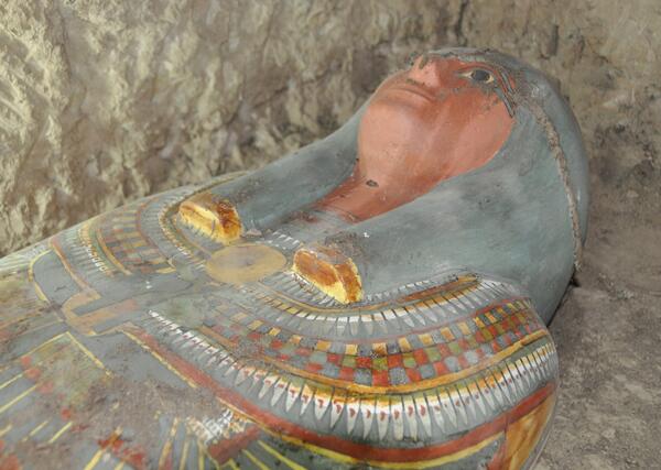 Arqueólogos españoles descubren la maravillosa decoración de una momia en Luxor