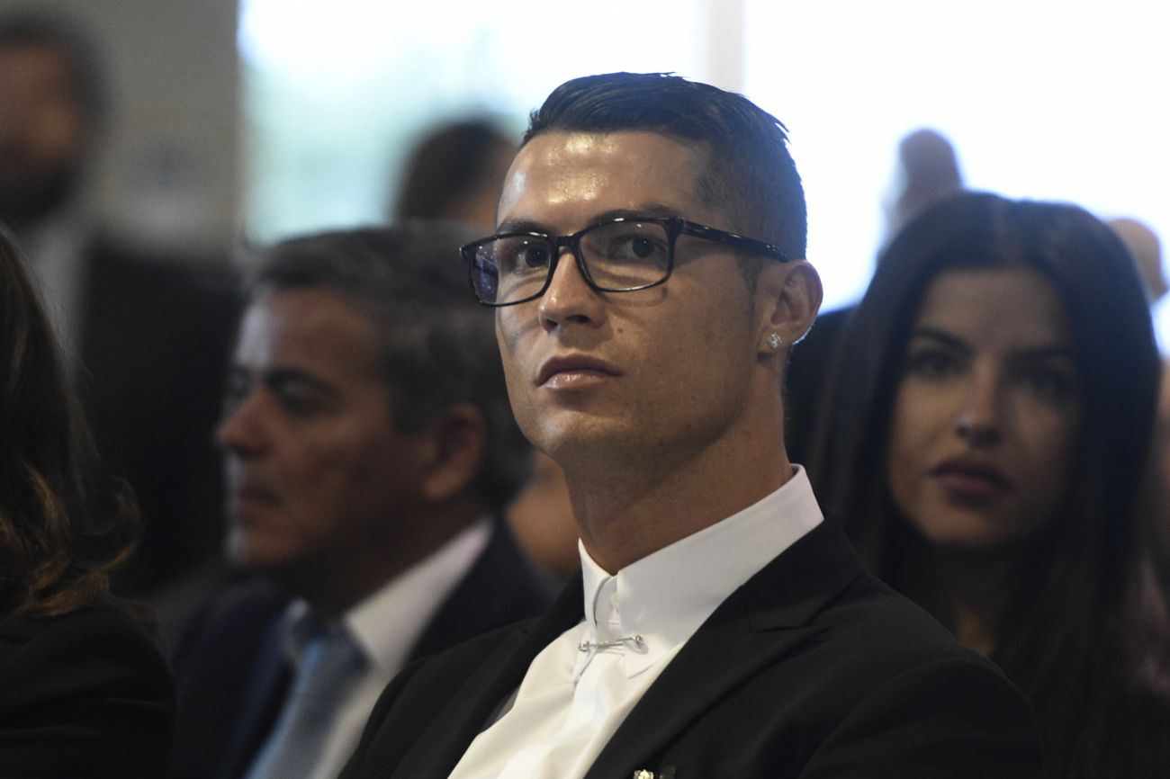Cristiano Ronaldo cambia de imagen con unas gafas sin graduar