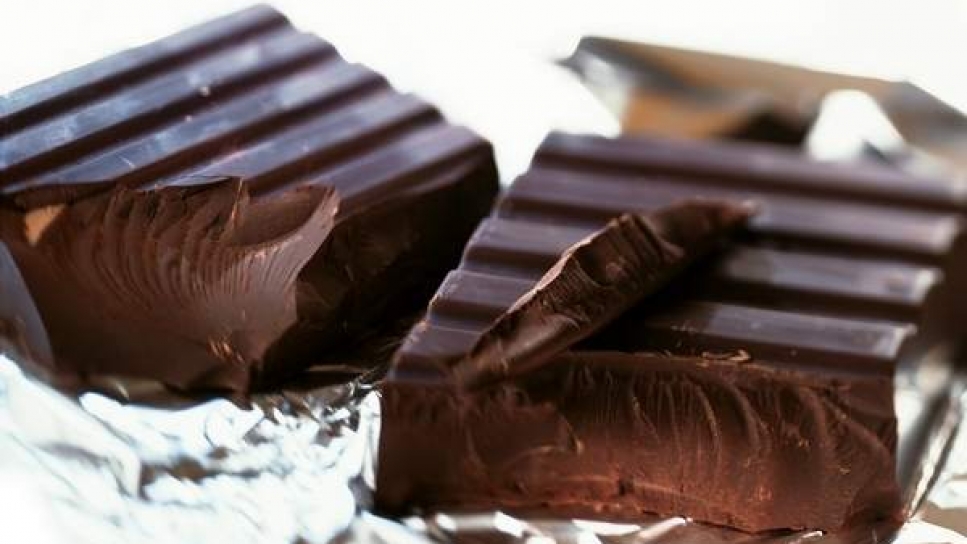Crean unatableta de chocolate que calma los dolores de la menstruación