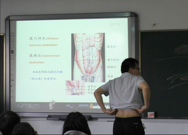 Profesor de anatomía humana adquiere notoriedad por su ingenioso método de enseñanza