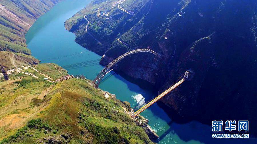Gran puente en forma de arco se inaugura en Yunnan
