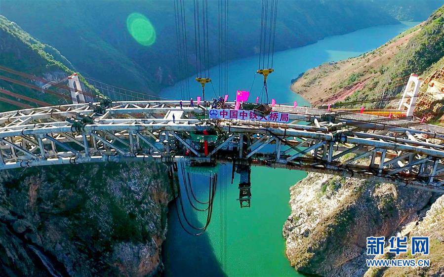 Gran puente en forma de arco se inaugura en Yunnan 3