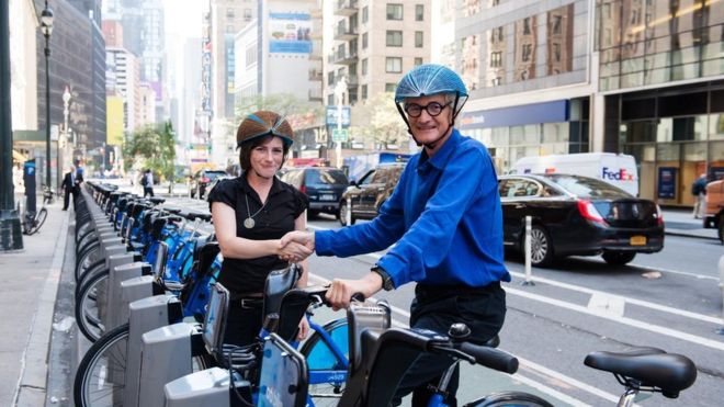El increíble casco de bicicleta hecho con papel gana premio Dyson a la innovación