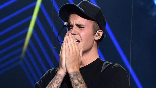 Justin Bieber rompe a llorar en mitad de un concierto