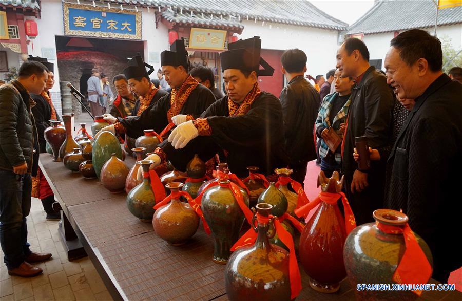 Una ceremonia de retiro de porcelanas del horno en Henan