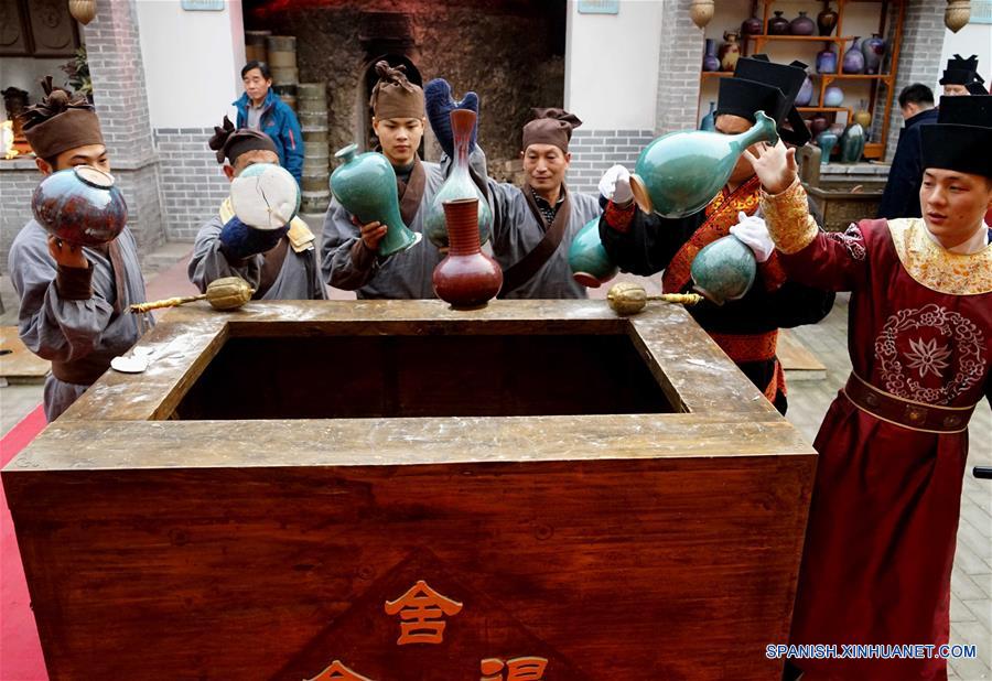 Miembros del personal destruyen artículos con defectos durante una ceremonia de retiro de porcelanas fuera del horno, en el municipio de Shenhou de la ciudad de Yuzhou, provincia de Henan, en el centro de China, el 19 de noviembre de 2016. La porcelana Jun es famosa por su asobroso cambio de color durante el proceso de fundido en hornos. Shenhou, una localidad antigua ubicada en la zona montañosa de Henan, tiene una larga historia de elaboración de porcelana Jun. (Xinhua/Li An)