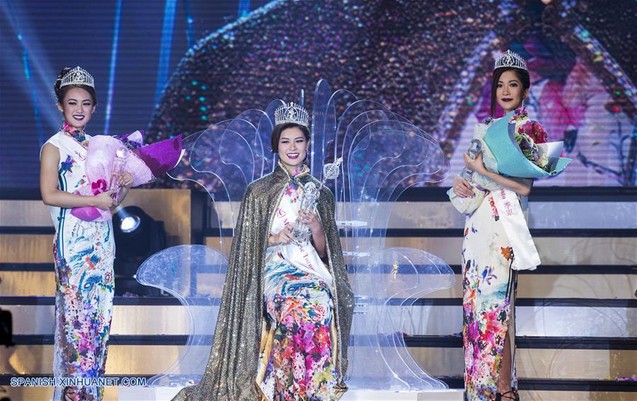 La ganadora del primer lugar, Gloria Li (c), la ganadora del segundo lugar, Cassandra Cheung (i) y la ganadora del tercer lugar, Victoria Wong (d) posan durante la ceremonia de premiación del concurso Miss China 2016 en Toronto, Canadá, el 18 de noviembre de 2016. La concursante Gloria Li, de 24 años de edad fue coronada como la Miss China 2016 de Toronto el viernes. (Xinhua/Zou Zheng)