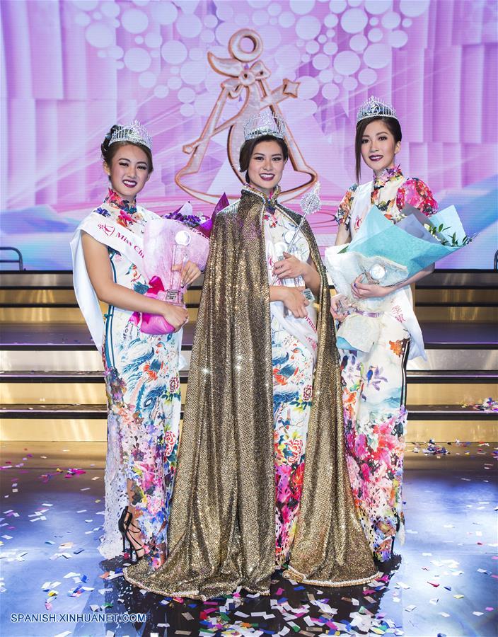  La ganadora del primer lugar, Gloria Li (c), la ganadora del segundo lugar, Cassandra Cheung (i) y la ganadora del tercer lugar, Victoria Wong (d) posan durante la ceremonia de premiación del concurso Miss China 2016 en Toronto, Canadá, el 18 de noviembre de 2016. La concursante Gloria Li, de 24 años de edad fue coronada como la Miss China 2016 de Toronto el viernes. (Xinhua/Zou Zheng)