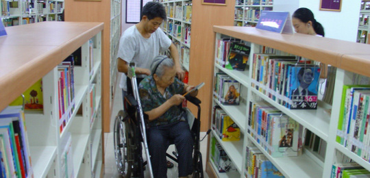 Residentes extranjeros usan de forma gratuita sistema de bibliotecas públicas en suroeste de China