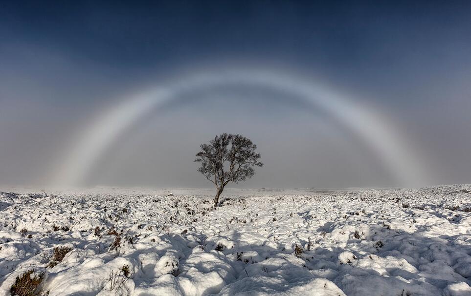 Una extraña foto muestra un arcoiris blanco formado por la niebla