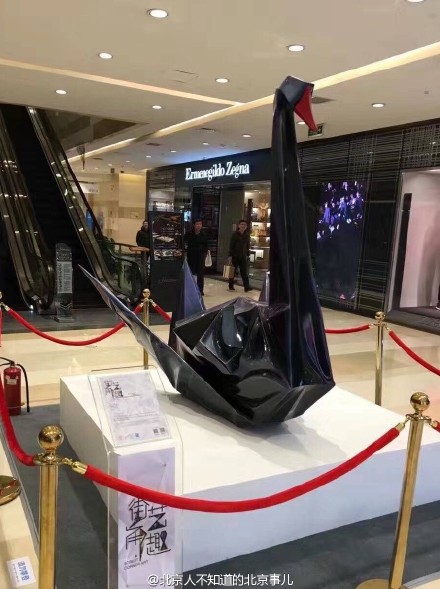 Retiran polémica escultura de un cisne negro situada en un centro comercial 