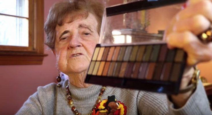 Una abuela triunfa en las redes sociales con sus delirantes tutoriales de maquillaje