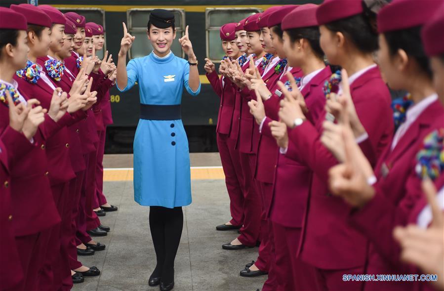 Xiamen: Asistentes de vuelo y de trenes participan en entrenamiento