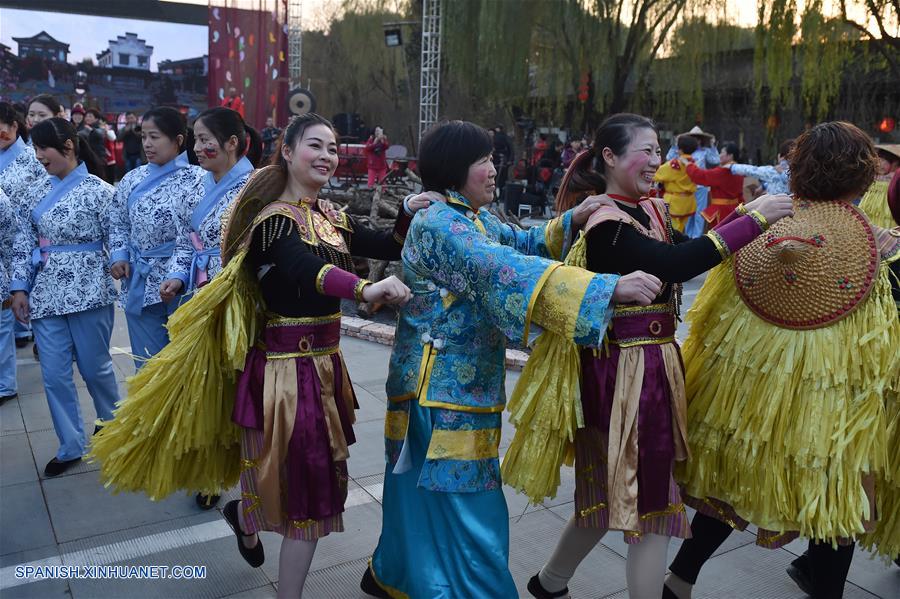 Residentes bailan durante la 8 Feria del Pescado, en el municipio de Hefu, provincia de Zhejiang, en el este de China, el 2 de diciembre de 2016. (Xinhua/Huang Zongzhi)