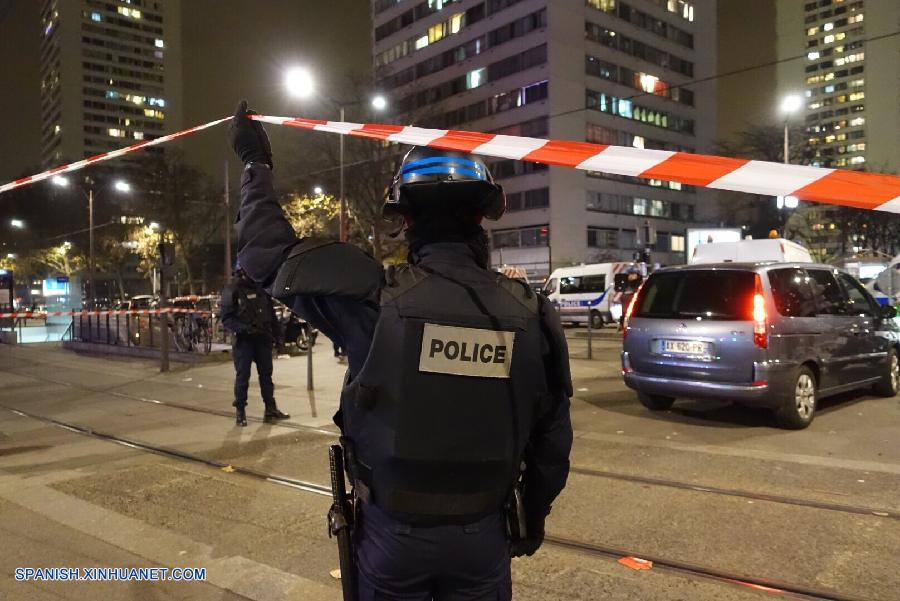 Liberan a rehenes tras robo en agencia de viajes de París