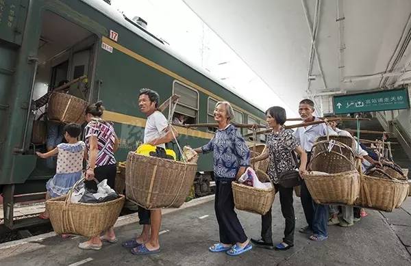China: Tren gratuito para campesinos