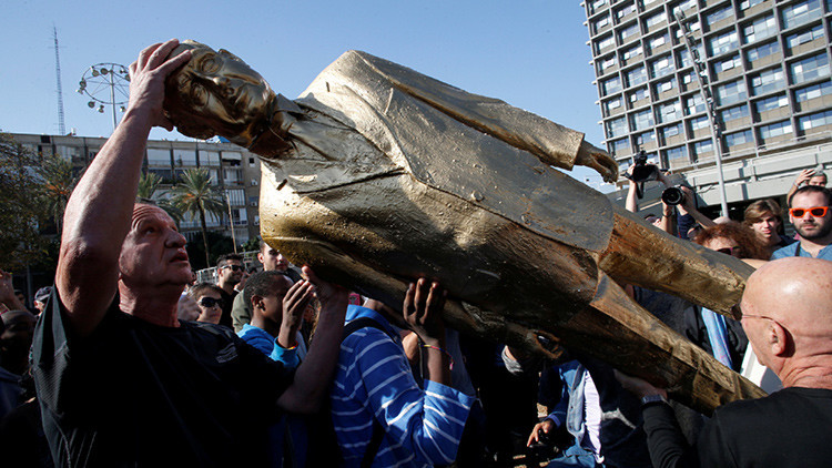 Derrocan una estatua dorada de Netanyahu en el centro de Tel Aviv