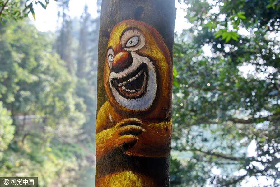Pintura divertida del personaje de dibujos animados Oso Boonic en un árbol en el condado de Shangyou, provincia de Jiangxi. [Foto / VCG]