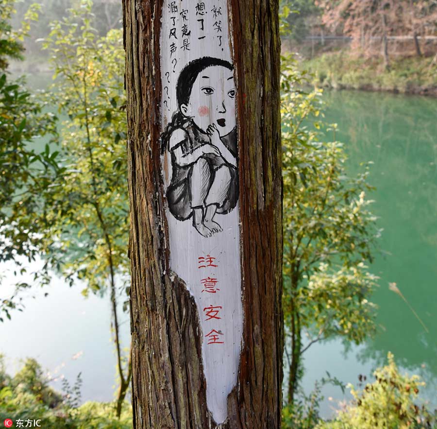 Pintura divertida de una chica en un árbol en el condado de Shangyou, provincia de Jiangxi. [Foto / VCG]