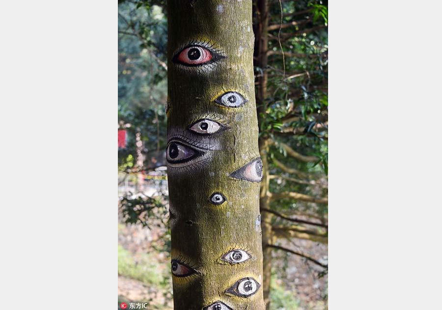 Pintura de ojos muy realistas en un árbol en el condado de Shangyou, provincia de Jiangxi. [Foto / VCG]
