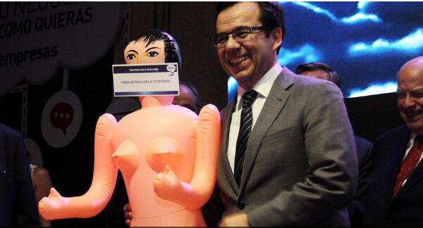 El regalo de una muñeca hinchable a un ministro de Chile indigna al país