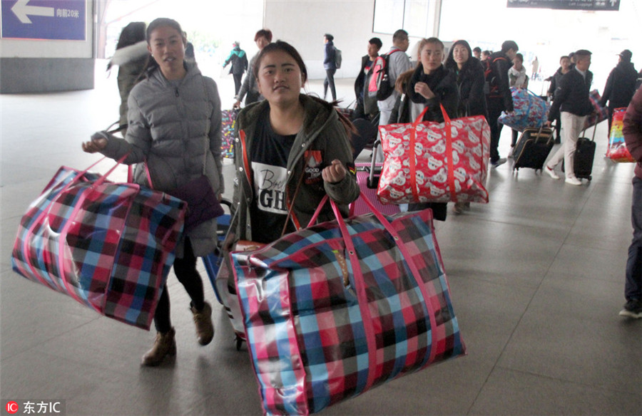 Los trabajadores migrantes llegan a la estación de Suzhou en Suzhou, provincia de Jiangsu, el 15 de diciembre de 2016. Se esperan alrededor de 3.000 millones de desplazamientos durante lel éxodo de 40 días en el Festival de Primavera de 2017, y 356 millones de estos desplazamientos se harán en ferrocarril. [Foto / IC]