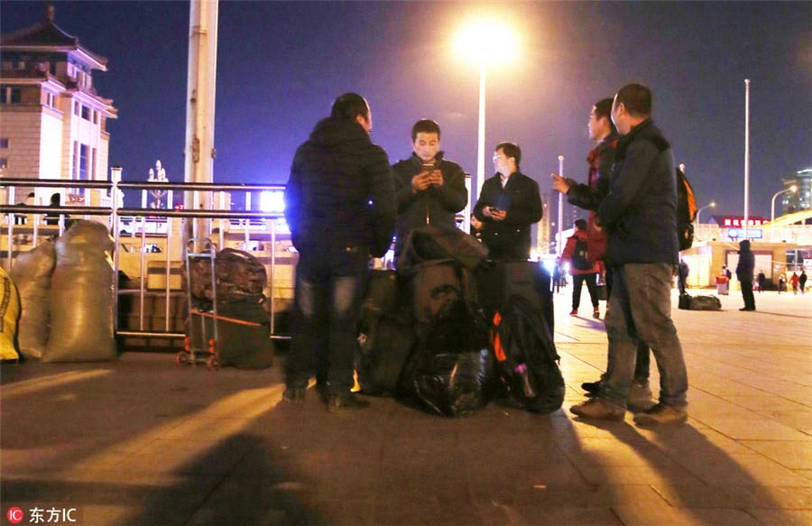 Los pasajeros esperan en una plaza frente a la estación de tren de Beijing, el 15 de diciembre de 2016. [Foto / IC]