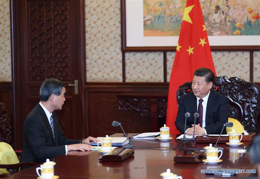 Presidente Xi se reúne con jefe ejecutivo de RAE de Hong Kong