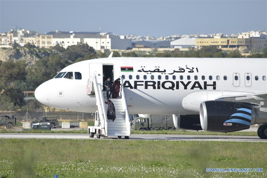 Pasajeros de avión secuestrado regresarán hoy a Libia