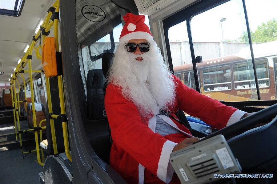 Un chofer vestido como Santa Claus para festejar la Navidad en Buenos Aires