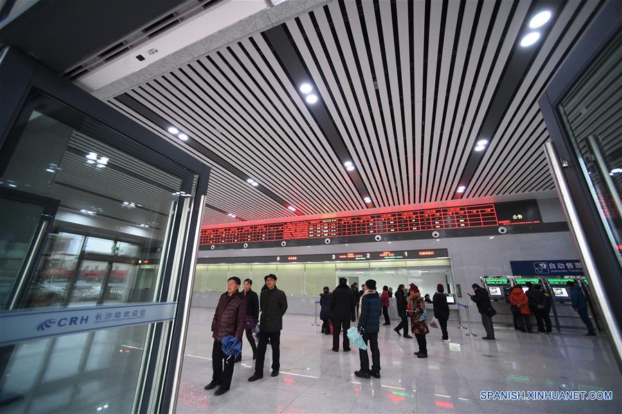 Pasajeros se preparan para tomar trenes en la Estación Changsha, del Ferrocarril Interurbano Changsha-Zhuzhou-Xiangtan, en Changsha, capital de la provincia central de Hunan, China, el 26 de diciembre de 2016. El ferrocarril interurbano de 95.5 kilómetros de longitud fue puesta en servicio el lunes, con una velocidad de 160 kilómetros por hora durante las operaciones iniciales. (Xinhua/Long Hongtao)