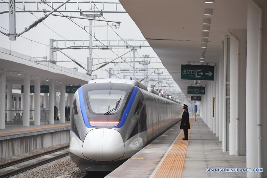 Guardias permanecen frente a un tren en la Estación Changsha, del Ferrocarril Interurbano Changsha-Zhuzhou-Xiangtan, en Changsha, capital de la provincia central de Hunan, China, el 26 de diciembre de 2016. El ferrocarril interurbano de 95.5 kilómetros de longitud fue puesta en servicio el lunes, con una velocidad de 160 kilómetros por hora durante las operaciones iniciales. (Xinhua/Long Hongtao)