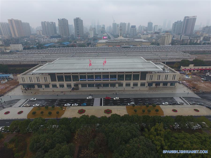 Vista de la Estación Changsha, del Ferrocarril Interurbano Changsha-Zhuzhou-Xiangtan, en Changsha, capital de la provincia central de Hunan, China, el 26 de diciembre de 2016. El ferrocarril interurbano de 95.5 kilómetros de longitud fue puesta en servicio el lunes, con una velocidad de 160 kilómetros por hora durante las operaciones iniciales. (Xinhua/Long Hongtao)