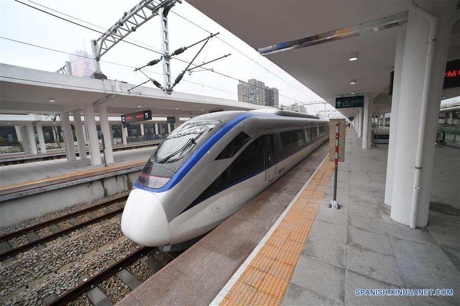 Un tren permanece en la Estación Changsha, del Ferrocarril Interurbano Changsha-Zhuzhou-Xiangtan, en Changsha, capital de la provincia central de Hunan, China, el 26 de diciembre de 2016. El ferrocarril interurbano de 95.5 kilómetros de longitud fue puesta en servicio el lunes, con una velocidad de 160 kilómetros por hora durante las operaciones iniciales. (Xinhua/Long Hongtao)