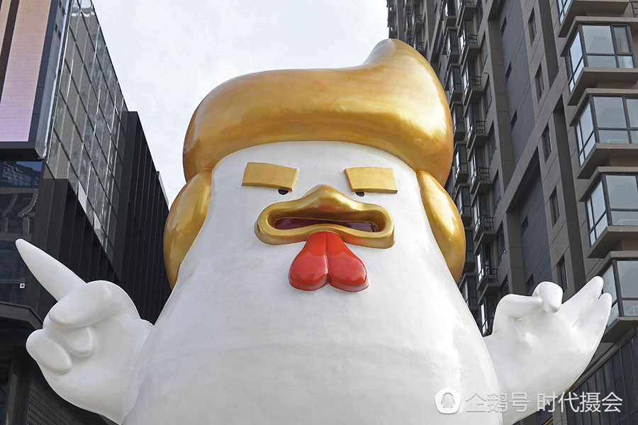 La escultura de un gallo "estilo Trump" se exhibe en Taiyuan